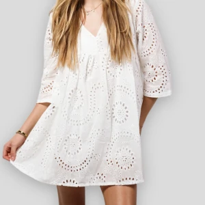 Vit klänning - Helt oanvänd super fin vit klänning. Säljer pga fel storlek. Perfekt till student och sommar🤍