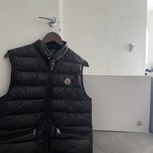 Moncler väst!  - Hej!  Säljer nu min jätte fina Moncler väst endast använd 1 sommar.  Köpt ifrån Moncler för 5500kr.  Storlek 1.  Kvitto samt box medföljer.  Kan fraktas samt mötas upp.  