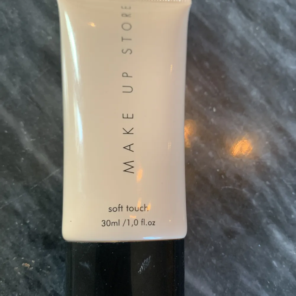 Foundation från Make up Store färg Soft touch 30 ml Använd ett par gånger ca 80% kvar. Övrigt.
