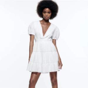 Säljer denna superfina vita klänning från zara! Helt ny i storlek xs💜nypris 400kr