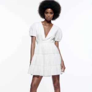 Vit zara klänning - Säljer denna superfina vita klänning från zara! Helt ny i storlek xs💜nypris 400kr