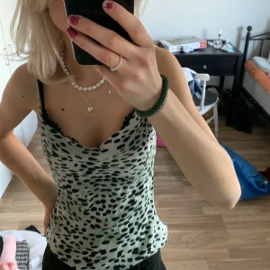 Blus - Jättefint linne i satin material från zara, perfekt till vår och sommar, storlek xs😍