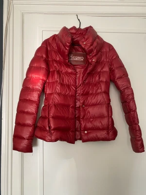 Hernojacka - Säljer min snygga hernojacka då jag har köpt en ny vårjacka och den inte kommer till användning. 1200kr men går att diskuteras! Storlek XS men kan även passa S 