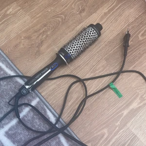 Björn Axén värmeborste - Björn Axén värmeborste, nyskick använd bara några fåtal gånger. Men ska nu säljas då jag aldrig stylar håret med den. Den fungerar som den ska och är jättebra. 