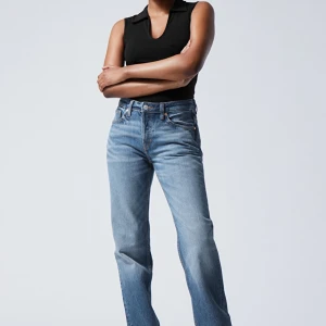 Weekday jeans  - Säljer mina lågmidjade snygga weekday jeans då dem är för små för mig. Lite slitna nere vid benen och har en mörkblå fläck på ena fickan som inte går bort. Modellen Pin. Nypris är 550. Skriv för fler bilder! 