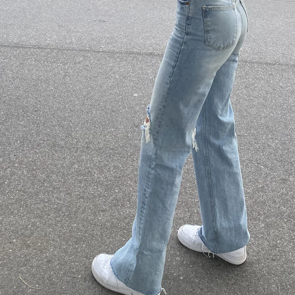 Jeans Wide Leg Full Length- ljusblå med slitningar. Jättefina jeans i fint skick, dock har vissa av de vita slitningarna har gått av. Nypris 399kr. Säljer då de inte längre kommer till användning 💙  . Jeans & Byxor.