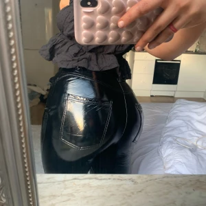 Lackbyxor  - Storlek S men passar även M då de är väldigt stretchiga. Använda 1 gång men säljer eftersom de inte kommer till användning ☺️