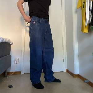 Polar skate big boy jeans i jättebra skick. Nypris på dessa är cirka 1200kr. Säljer dessa då de inte blir tillräckligt använda. Jag är 177cm ifall ni vill veta hur byxorna sitter.