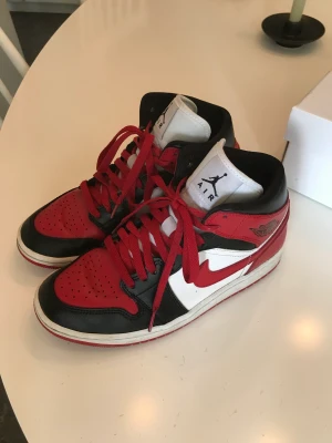 Jordan skor - Säljer dessa jordan skor i fint skick. Köpta för 1449 kr men Säljer för 850 kr + frakt 69 kr.