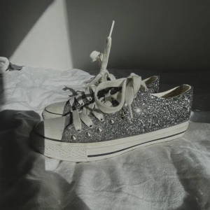 glittriga sneakers - jättefina glittriga converse i storlek 37💓💓