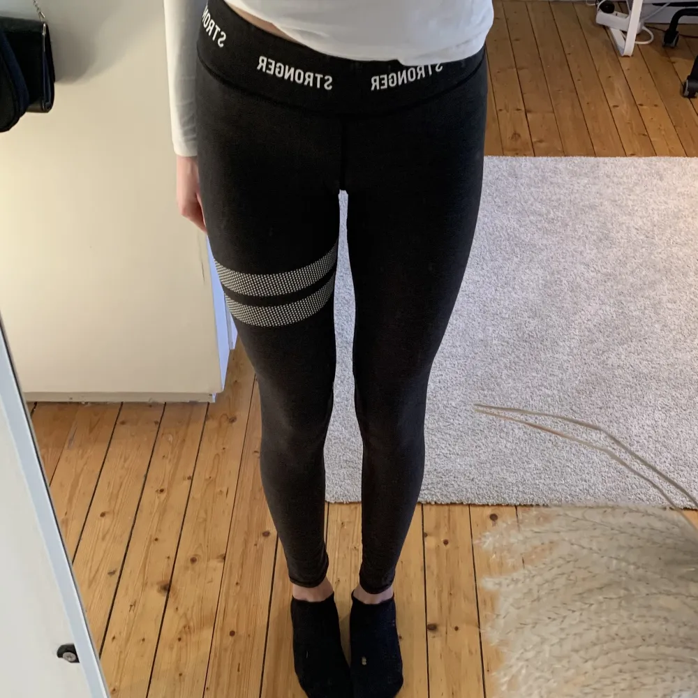 Jättefina och sköna Stronger tights i fint skick, inga defekter. De är mörkgråa. 💗💗. Jeans & Byxor.