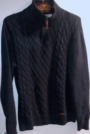 Jumper  - Jumpern är märket DOBBER och storlek M Dragkedjan fungerar och för övrigt så har jumpern inga skador eller missfärgningar. Nyskick 