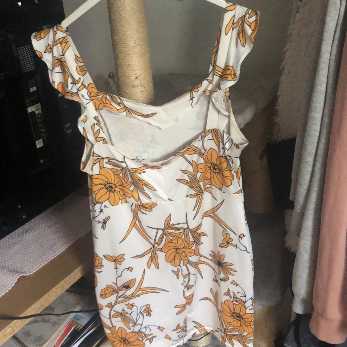 Vit klänning med blommor - 90