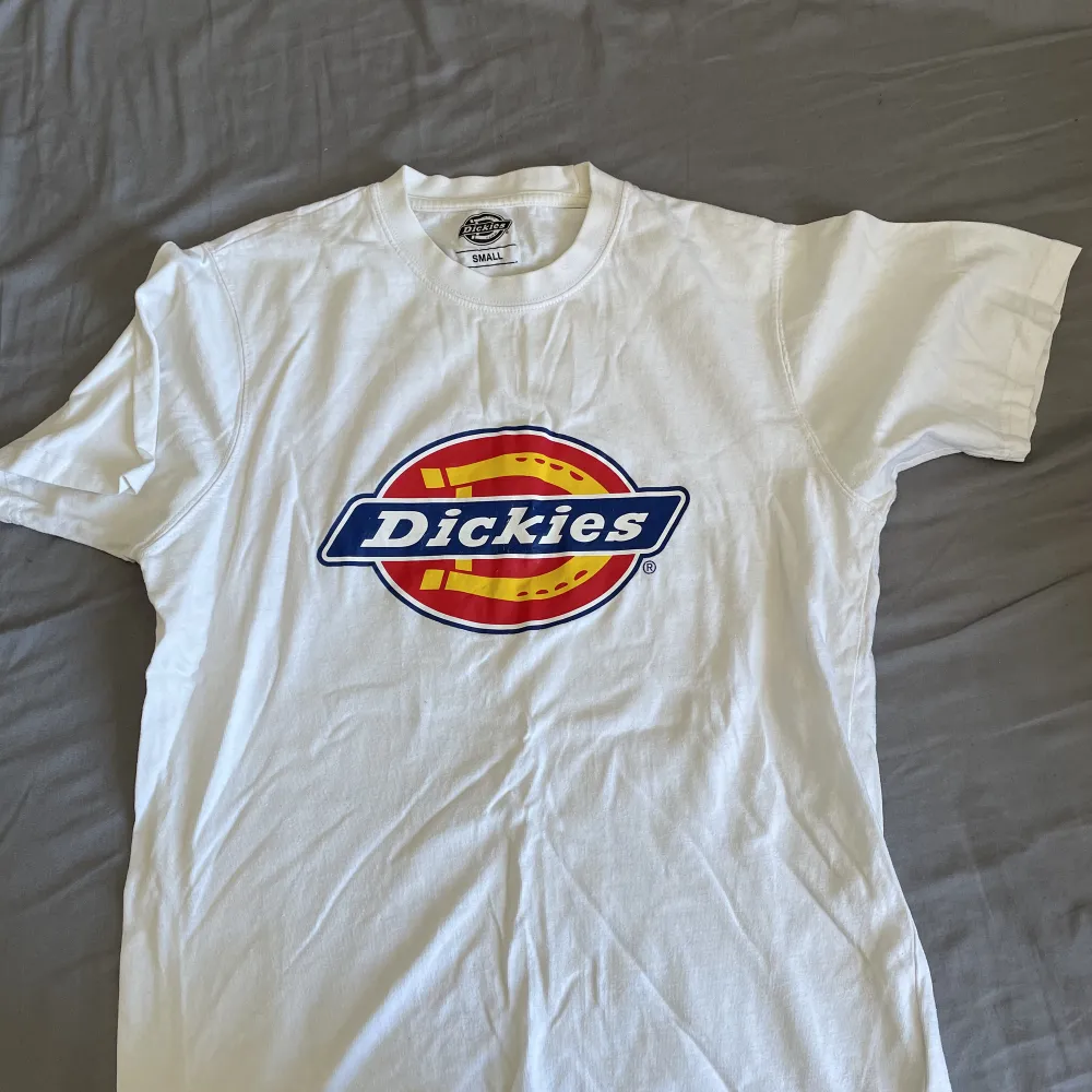 Dickies t-shirt i bra skick, varan är i storlek small . T-shirts.