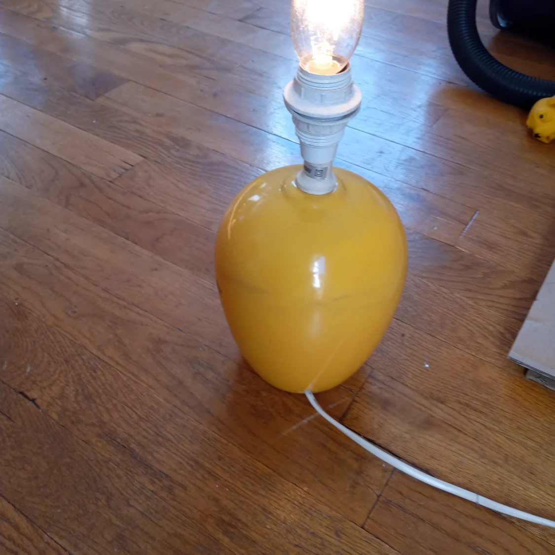 Retrolampa med gul fot och mäter med glödlampa 33 cm stor . - 91