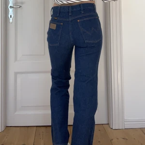 Wrangler jeans - HUR najs jeans!? Från ikoniska Wrangler och är i så fint skick då de knappt är använda!! De är helt raka och passar mig som är 165, men kan passa andra längder också 🧵🧵💙