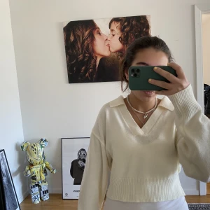 Tröja h&m - Jätte söt vit tröja från h&m me en liten krage där bak