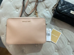 Michael Kors axelremsväska  - Beige Michael Kors väska i nyskick 
