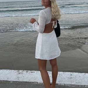 Klänning - Vit klänning från H&M med öppen rygg & vidare ärmar. Använd endast en gång