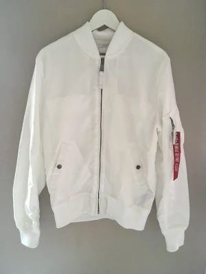 Alpha industries bomberjacka - Hade tänkt att använda den här jackan förra sommaren, men det blev aldrig av. Den är alltså helt oanvänd. Men utan prislapp.