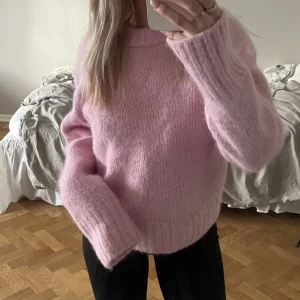 Stickad tröja från COS  - Superfin tröja från COS, använd någon enstaka gång 💞51% ull 33% alpacka, nypris ca 800  