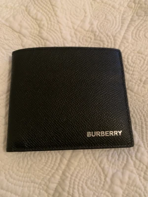 Byrberry plånbok  - Burberry  Article 80146531  Order No 4500609649 Helt ny äkta så klart pris 3500 kr  