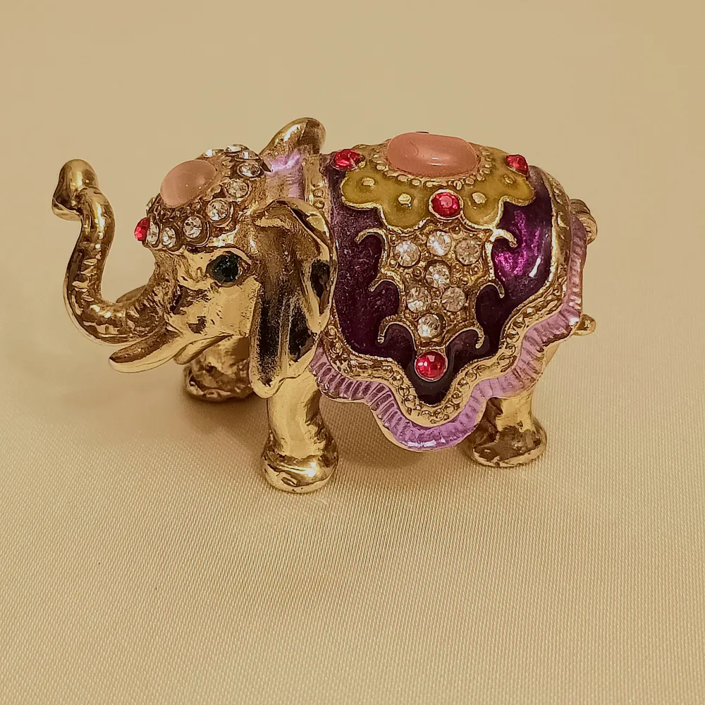 💛FÖRST TILL KVARN💛 En liten jättesöt & dekorativ elefant. Köpte den som en souvenir från Dubai😍 Guldfärgad järn, täckt av pärlemor, små kristaller & drag som påminner om kulturen. Som en liten ask avsedd för små örhängen vid nattduksbordet, eller som dekoration✨Vill bli av med ASAP! 💕. Accessoarer.