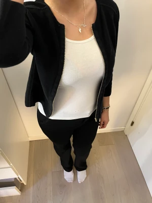 Trekvartskofta - Säljer denna så söta trekvartsärm kofta. Super för och fungerar till nästan allt 💗storlek S/M köpt för ungefär 400 kr 