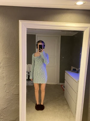 Klänning - Stickad klänning från zara som enbart är testad, storlek s 