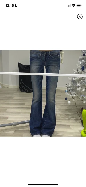 Low waist jeans g-star - Supersnygga jeans från g-star. Dem är low waist och bootcut. Köpta här på plick men tyvärr var dem förstora. Dem är i storlek 27/34 men skulle säga att dem är som en 26 eller 25. Dem är helt nya med lappen kvar! 
