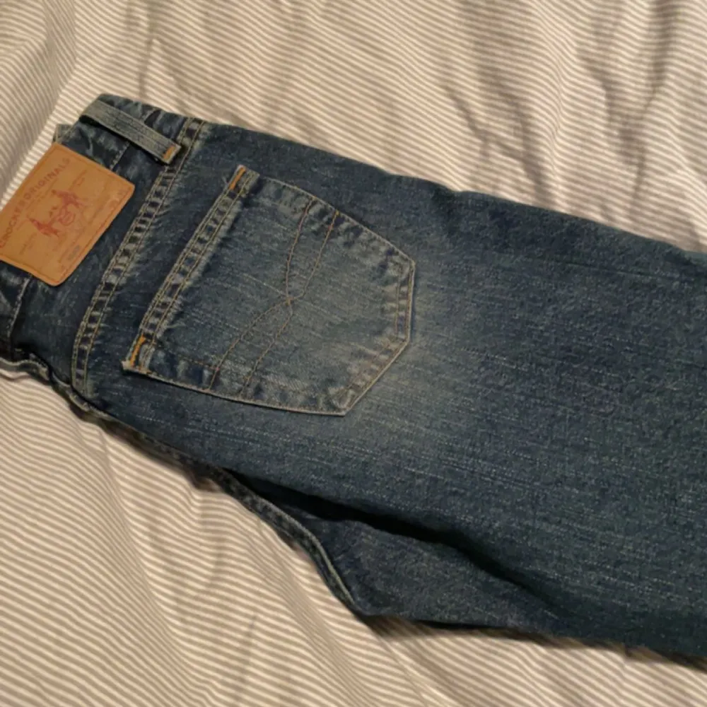 Ett par as snygga vintage jeans från det populära märket Crocker som sitter jättefint på kroppen . Nyskick!  waist= 30cm length= 96cm. Jeans & Byxor.