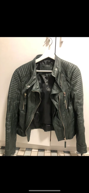 Primeboots - skinnjacka  - Grön skinnjacka i äkta läder. Knappt använd och inget slitage. Märke: Primeboots  Storlek: 38  Nypris ca 4000 kr   Säljes pga för liten! 
