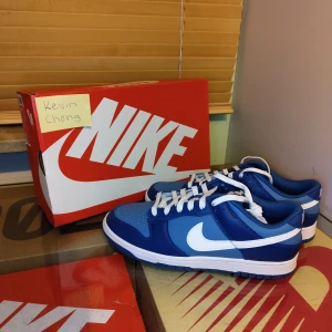 Nike Dunk Low "Dark Marina Blue" - WTS Bin 1500 Size US 9/ 42,5 DS - Helt nya Kvitto finns från JDsports! Öppen för bid, Meetup i Stockholm eller postas på egen bekostnad. Skriv PM för mer info eller bilder.