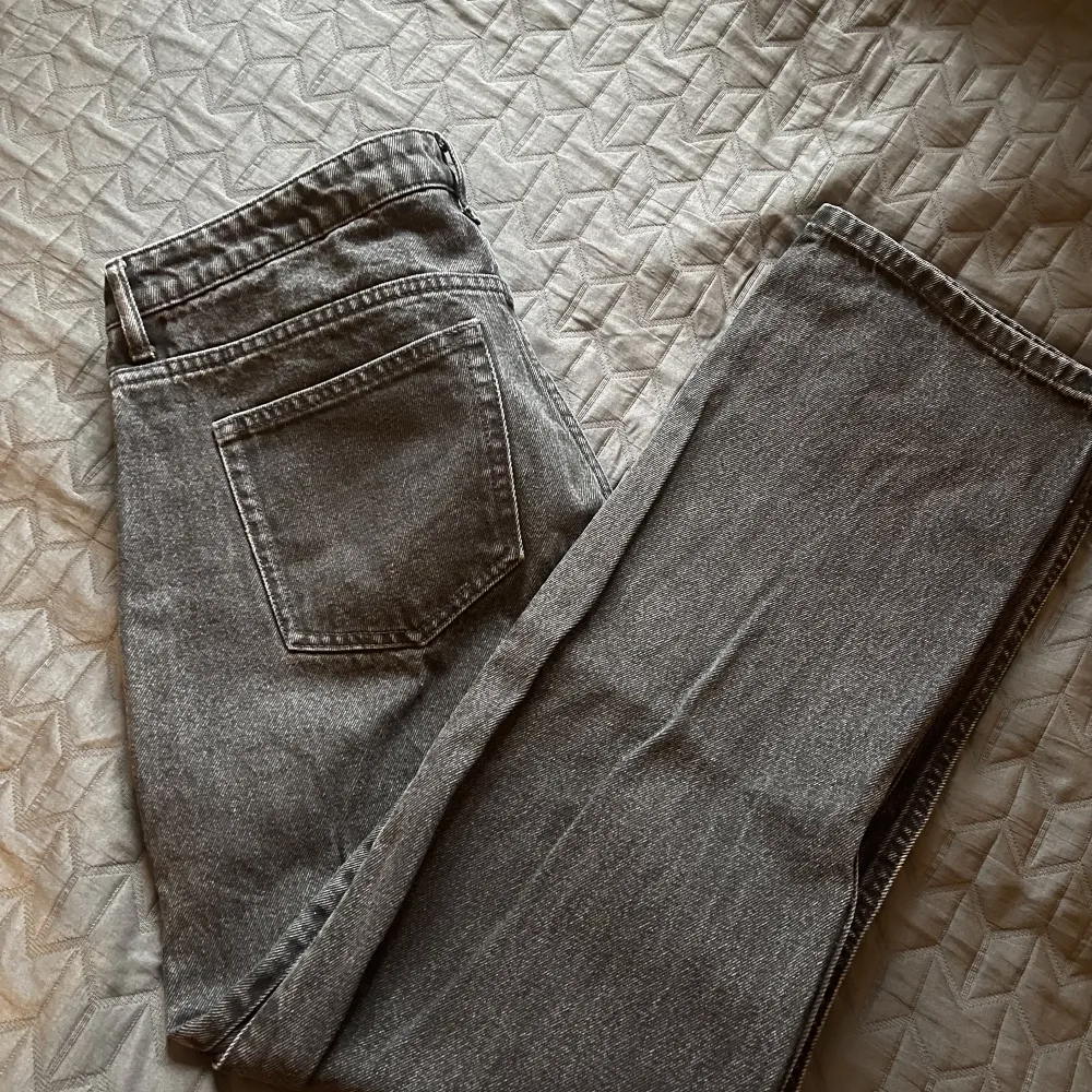 Jättesnygga och sköna jeans från weekday. Är i modellen Arrow Low Straight Jeans.. Jeans & Byxor.