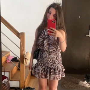 Zara klänning  - Säljer denna super fina klänning från zara i ett så fint mönster! Köptes i somras och har används ca 5 gånger men inget som syns.💕