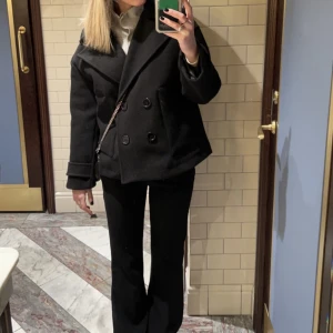 Jacka/kappa - Superfin jacka / kort kappa från designbysi. Köpte för ca 800 i höstas, använts två gånger sen dess. Säljer för att jag har för många jackor 🧥 Första bilden är min, de två andra är från deras hemsida. Storlek XS/S🥰