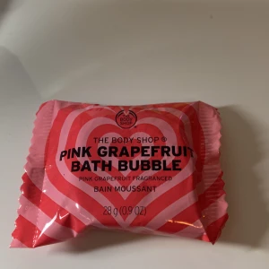 Badbomb - Säljer denna The body shop badbomben i doft av pink grapefruit❤️