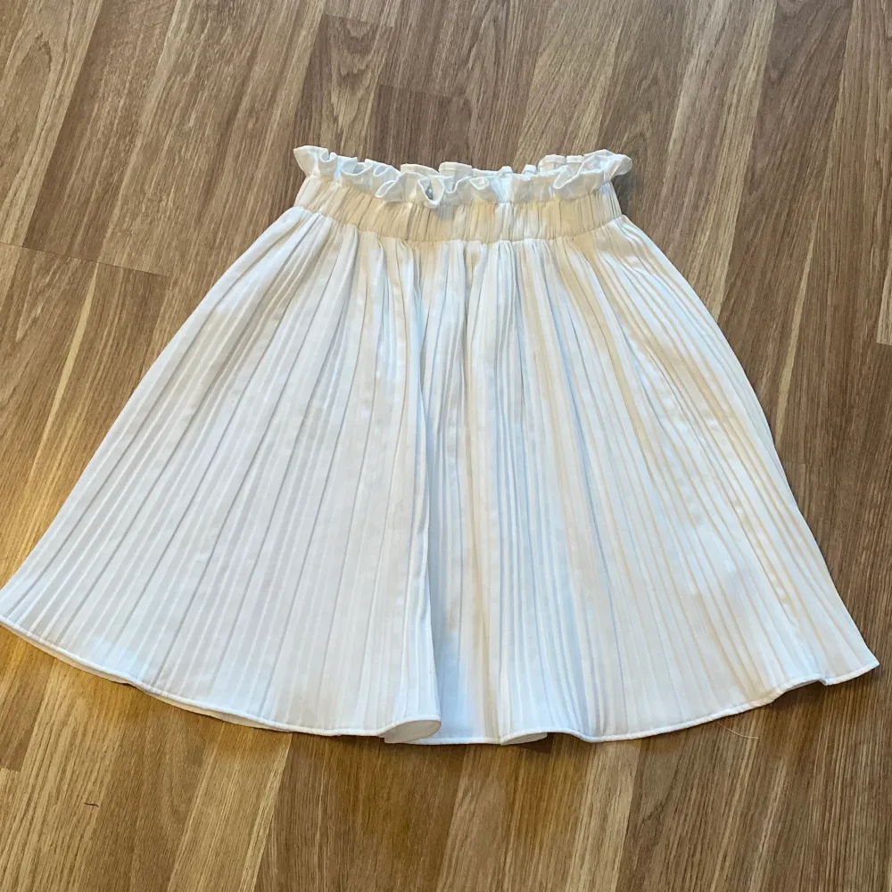 Vit kjol från GinaTricot, endast använd fåtal gånger. Storlek 34💞Nypris 500:-. Kjolar.
