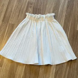 Vit kjol från GinaTricot, endast använd fåtal gånger. Storlek 34💞Nypris 500:-