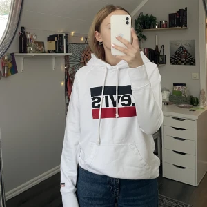 Levi’s hoodie  - Jättefin hoodie från Levi’s jag inte använder! Kan finnas några små defekter. Köparen betalar för frakten och katt finns i hem 🏠 