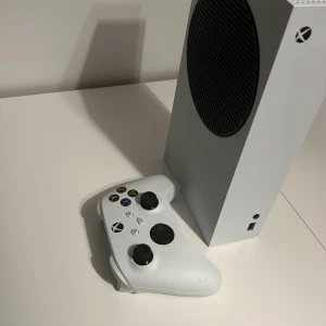 Xbox Series S - Ett helt vanligt Xbox Series S 512 GB SSD. Nästintill helt oanvänt, endast användt 3 gånger sedan jag köpte det. Nypris är 3.600 så tänkte jag säljer för en Tusning typ billigare. 