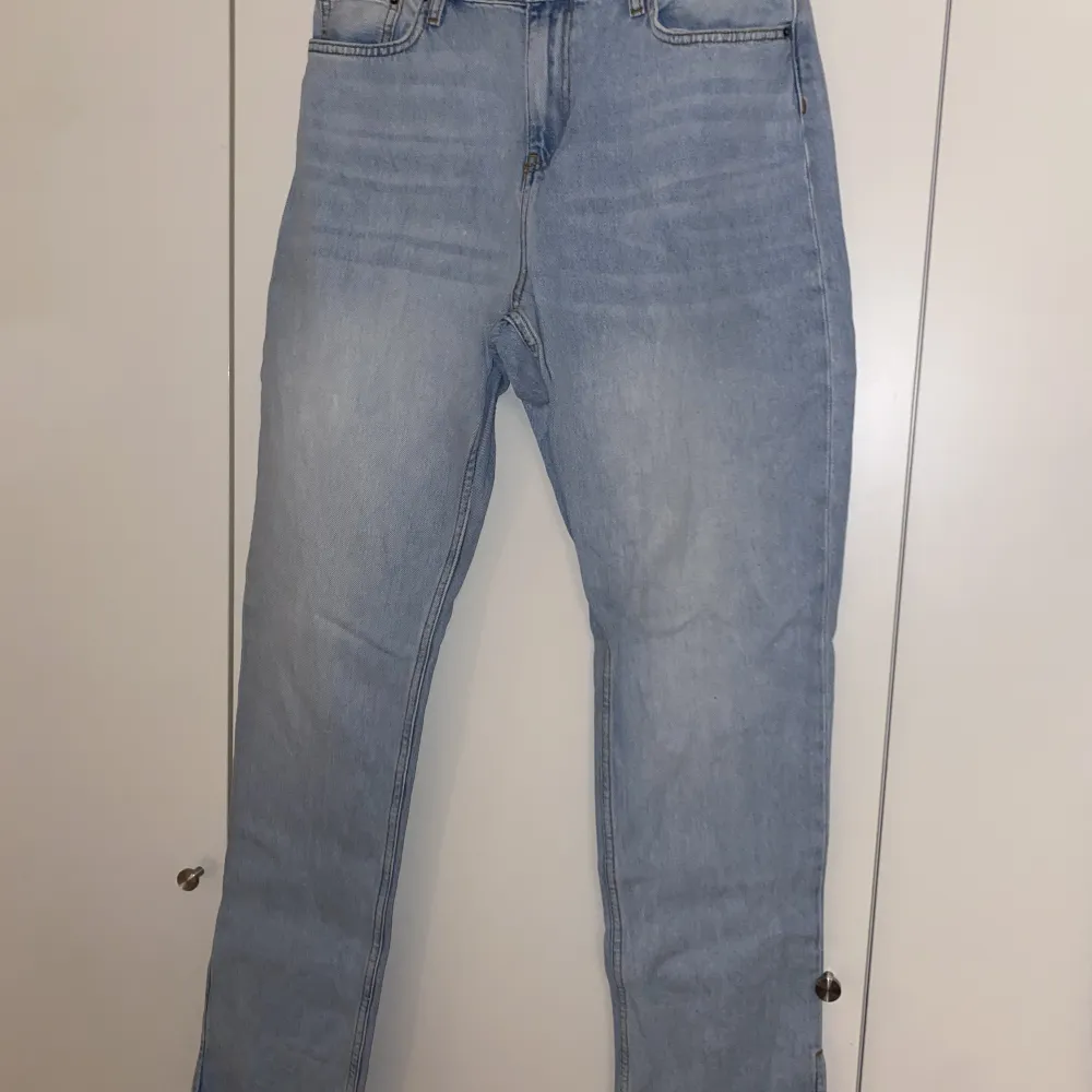 Ljusa jeans med slits från Nelly.com i storlek 38, skitsnygga men beställde tyvärr fel storlek sp har endast provat dem. 100kr + frakt och de är dina!. Jeans & Byxor.