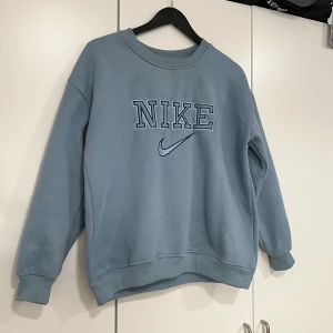 Nike sweatshirt  - Säljer denna tröja från Nike i storlek M då jag inte använder den💕 Endast använd ett fåtal gånger, så den är i fint skick🫶🏼