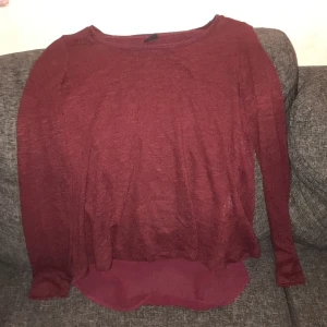 Långärmad tröja  - Långärmad ganska tunn tröja. Mjukt tyg. Aldrig använd 