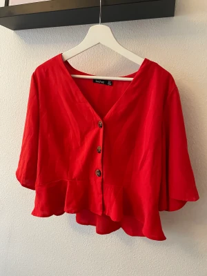 Röd blus - Röd fin blus med knappar 