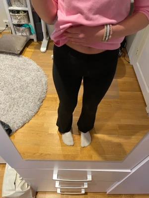 Svarta ribbade bootcut byxor - Jättefina kan vara lite noppriga men inte så att det syns 