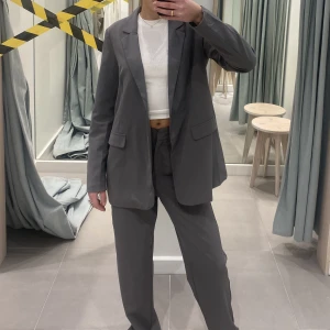 Kostym - Grå kostym i jättefint skick.  Kavaj storlek 38 byxor 34 längd 32. Säljer helst ihop för 600kr då byxor 250kr kavaj 350kr