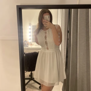 Studentklänning  - Superfin vit klänning som går att ha till student eller annat, från Nelly. Storlek 44. Helt oanvänd och säljs för den är för stor💕pris går att diskutera 