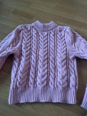 Stickad tröja  - Från hm nästan aldrig använd. 
