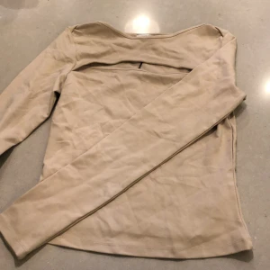 Tröja S - Långärmad beige tröja med hål där fram. Aldrig använd. Storlek S. Misslissbell kollektion.